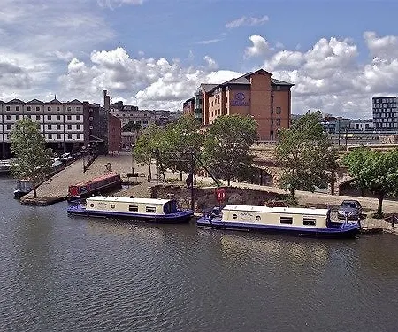 Botel Houseboat 3*