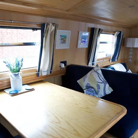 Houseboat Botel